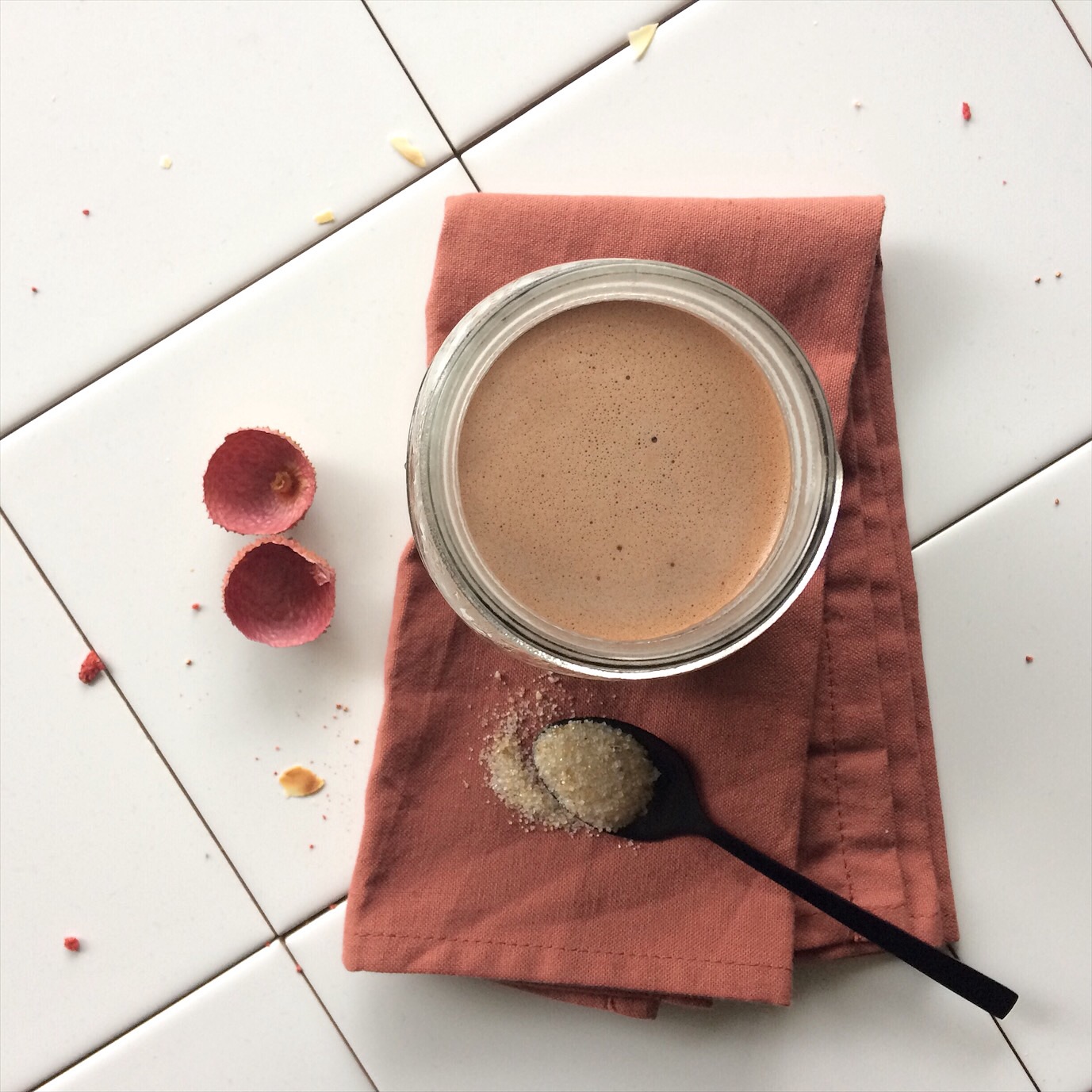 Flatlay van mason jar met chocolademelk